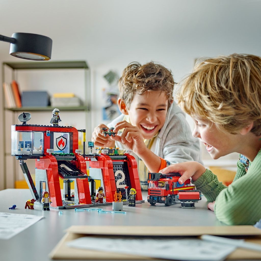 LEGO CITY STATIE SI CAMION DE POMPIERI 60414 - imagine 3