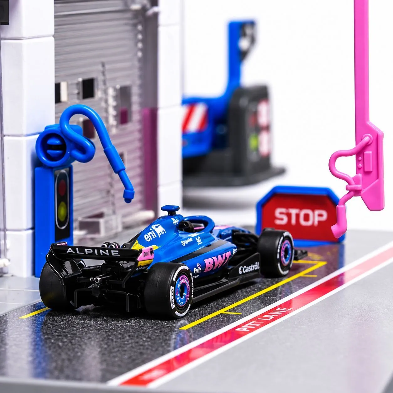 MAJORETTE SET MOTORSPORT BWT ALPINE F1 TEAM CU MASINUTA INCLUSA ALPINE A525 R19 SCARA 1 LA 64 - imagine 3