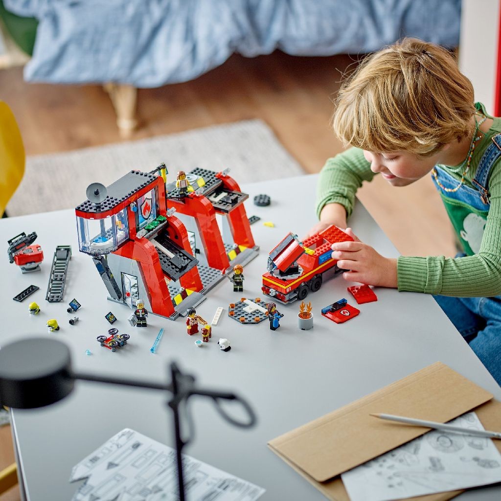 LEGO CITY STATIE SI CAMION DE POMPIERI 60414 - imagine 4