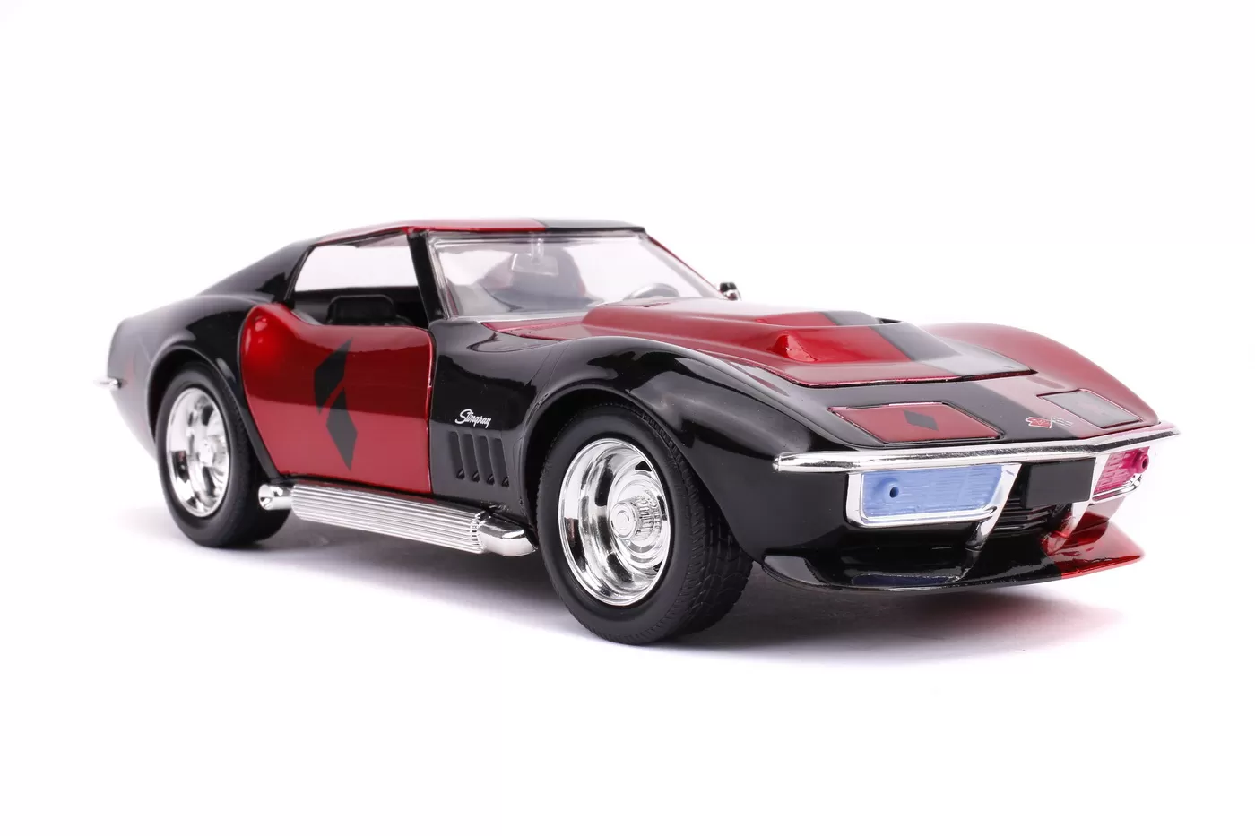 MASINUTA DIN METAL HARLEY QUINN 1969 CHEVY CORVETTE SCARA 1:24 - imagine 4