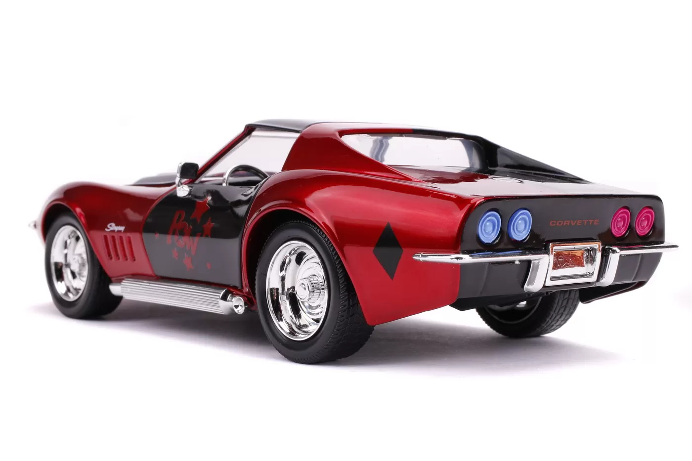 MASINUTA DIN METAL HARLEY QUINN 1969 CHEVY CORVETTE SCARA 1:24 - imagine 5